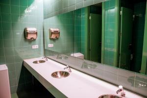 圣安东尼奥AMISTAT Island Hostel Ibiza - ALBERGUE JUVENIL的一间带两个盥洗盆和大镜子的浴室