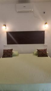 乌纳瓦图纳Monara Backpacker Inn Unawatuna的一间卧室配有一张大床和两个枕头