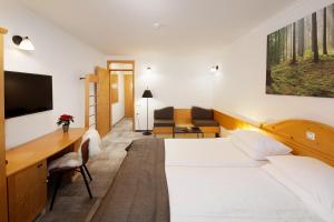 兹雷切普兰佳酒店的酒店客房配有两张床和一张书桌