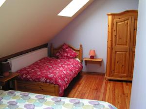 勒奥瓦尔德杜克鲁兹维赫乡间渡假别墅酒店的一间卧室配有一张红色棉被的床