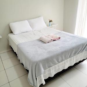 科伦巴Sobrado 6 amplo e confortável em condomínio的一张带毯子和枕头的白色床