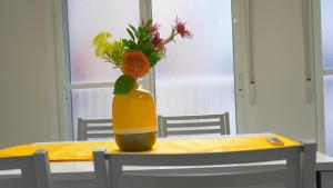 阿利坎特Spacious Modern Family Apartment - Centre & Near Beach的花瓶,坐在桌子上