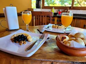 埃尔多拉多ELDOtown的一张桌子,上面放着一盘食物和两杯橙汁