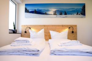 温特贝格Smart Resorts Haus Saphir Ferienwohnung 512的客房 - 带2张床和白色毛巾