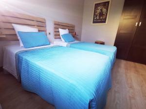 圣安尼夏纳苏克雷别墅的两张位于酒店客房的床,配有蓝色床单