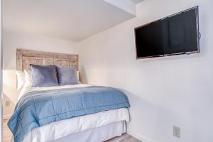 波特兰Hidden Zen的卧室配有一张壁挂式平面电视的床。