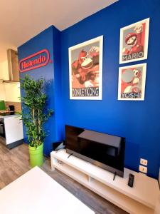 列万Le Nintendo的一间客厅,客厅的蓝色墙壁上配有电视