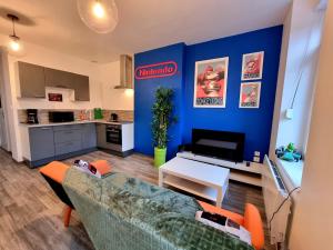 列万Le Nintendo的带沙发的客厅和厨房