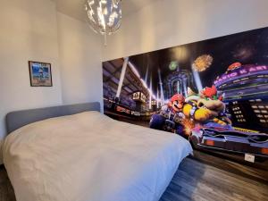 列万Le Nintendo的卧室配有壁挂式视频游戏壁画