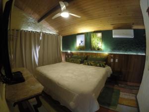 伊泰帕瓦普萨达帕拉所阿库酒店的一间小房间的卧室,配有一张床铺