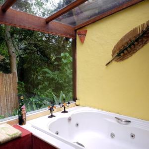 伊泰帕瓦普萨达帕拉所阿库酒店的窗户客房内的浴缸