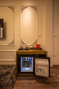 河内Mai Hotel的一个带台面的小冰箱