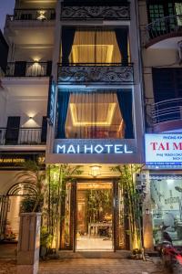 河内Mai Hotel的带有读写标志的酒店入口