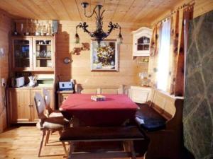 图拉彻霍赫Haus Andreas - Chalet 306的一间用餐室,在房间内配有红色桌子