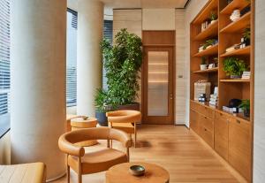 纽约Pendry Manhattan West的建筑里一个有植物和椅子的房间