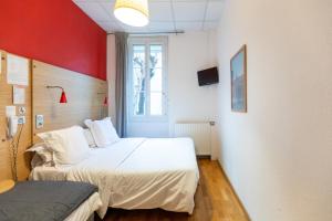 马赛艾德蒙德罗斯坦德酒店的一间卧室设有两张床和红色的墙壁