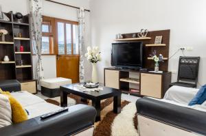 培拉特Vila Palma的带沙发和电视的客厅