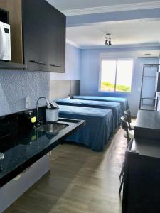 弗洛里亚诺波利斯Residencial Gralha Azul的客房设有两张床和水槽。