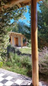 迈普Tikaykilla Lodge & Wines的房屋前的木杆