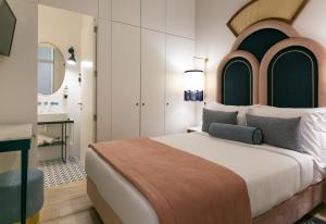 里斯本The Lift Apartments by RIDAN Hotels的一间带大床的卧室和一间浴室