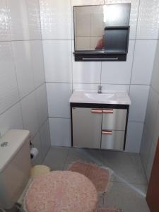 伊比科阿拉Pousada Emanuell的一间带水槽、镜子和卫生间的浴室