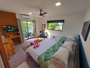 福拉杜岛Palms Retreat的一间卧室配有一张大床和红色枕头