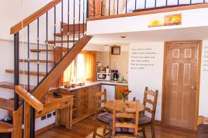 库斯科Casa San Blas Cusco Exquisite By Xima的厨房设有木桌和楼梯。