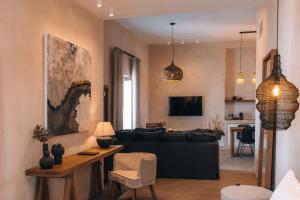 阿达玛斯Ventus di Milo的客厅配有黑色沙发和桌子