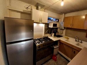 康塞普西翁casa completa Balmaceda 77的厨房配有不锈钢冰箱和炉灶。