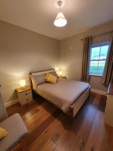卡文Claragh Cottage的一间卧室设有一张床和一个窗口