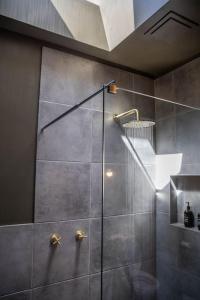 OatlandsRaffah House的浴室里设有玻璃门淋浴