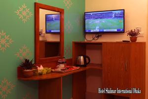达卡Hotel Shalimar Motijheel - Centre of City的客厅配有电视、镜子和电视。