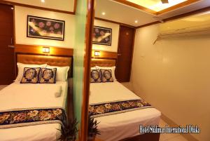 达卡Hotel Shalimar Motijheel - Centre of City的一间卧室,在游艇上配有两张床