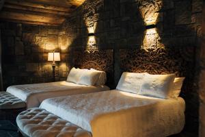 比尔顿The Inn at Zaca Creek的石墙客房的两张床