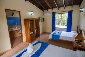 福尔图纳Confort Arenal的酒店客房带两张床和一间浴室