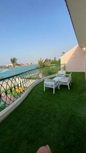 杜拉特阿拉尔شاليه درة العروس的阳台设有2张长椅,享有水景