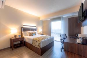 Sleep Inn Guadalajara Galerias客房内的一张或多张床位