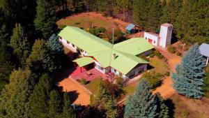 阿卢米内Estancia Quillen Lodge - Hosteria的享有带绿色建筑的房屋的空中景致