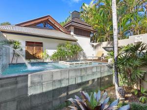 拜伦湾Amala Villa的一座房子后院的游泳池