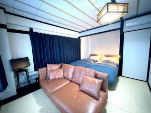 野沢Nozawa Onsen BASECAMP的客厅配有沙发和1张床