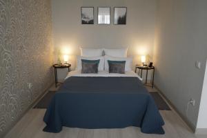 伊尔库茨克Апартаменты EQUILIBRIUM рядом с аэропортом самостоятельное заселение的一间卧室配有一张带枕头的大蓝色床。