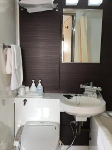 泉佐野康库太阳丰酒店的浴室配有白色卫生间和盥洗盆。