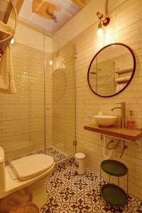 利马Casa Porta的一间带卫生间、水槽和镜子的浴室