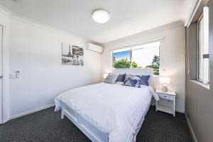 布里斯班Calamvale Business or Holiday like Home的白色的卧室设有床和窗户