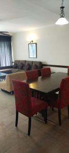 Kampong Pulau SebangCondo D'Savoy A Famosa Resort Melaka Homestay的带沙发的客厅配有桌椅