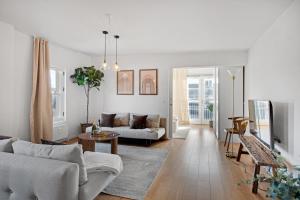 哥本哈根Sanders Haven - Lovely Two-Bedroom Apartment In Historical Copenhagen的客厅配有沙发和桌子