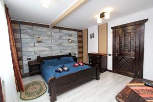 亚布卢尼齐亚Nord Cottage的一间卧室设有蓝色的床和木墙