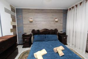 亚布卢尼齐亚Nord Cottage的一间卧室配有蓝色的床和毛巾