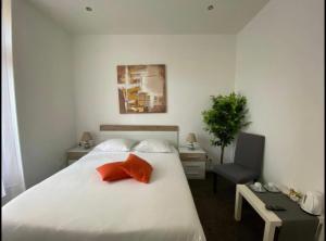 蒙特勒B&B Guest House Du Lac的卧室配有白色的床和红色枕头