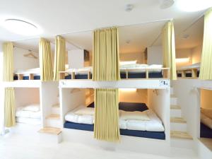 ゲストハウス岐阜羽島心音 Guest House Gifuhashima COCONE客房内的一张或多张双层床